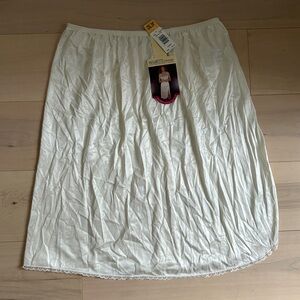 NWT Vassarette Tailored Classics Half Slip 2XL